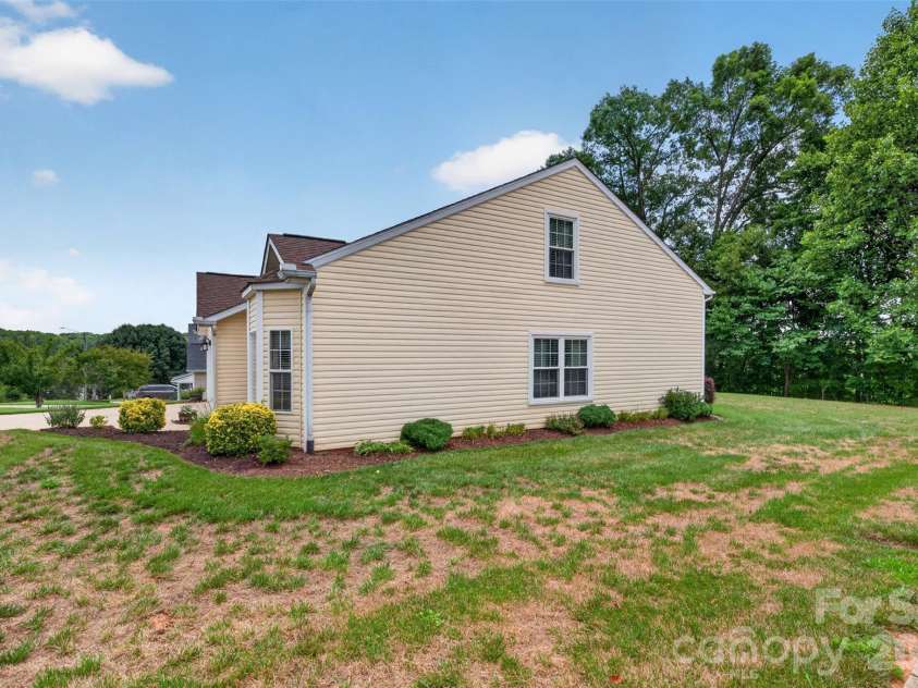 806 20th Avenue Place, Hickory, NC 28602.  MLS# CAR4406304, YatesRealty ID 38936. 