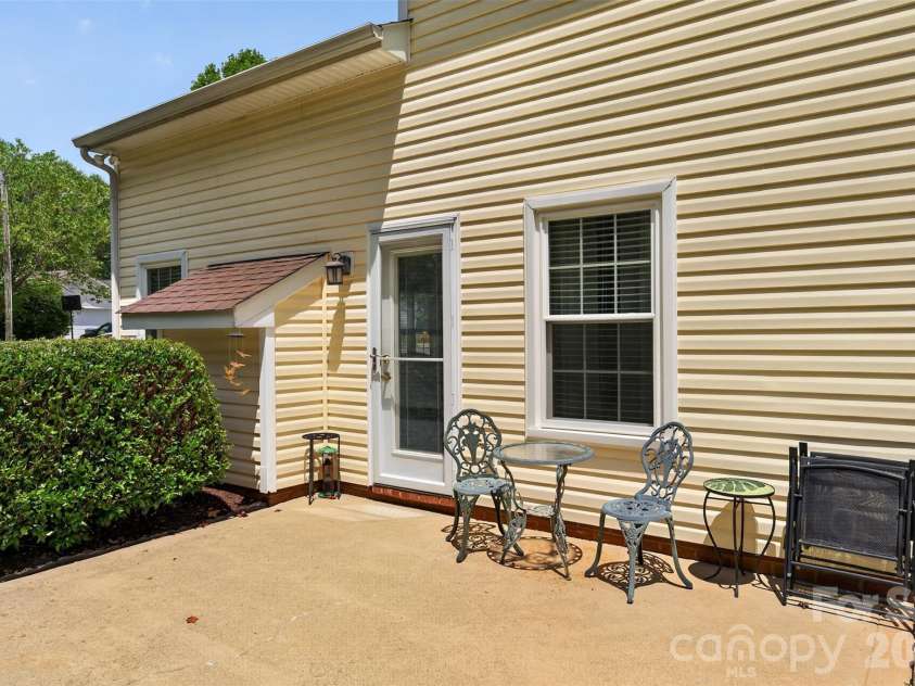 806 20th Avenue Place, Hickory, NC 28602.  MLS# CAR4406304, YatesRealty ID 38936. 