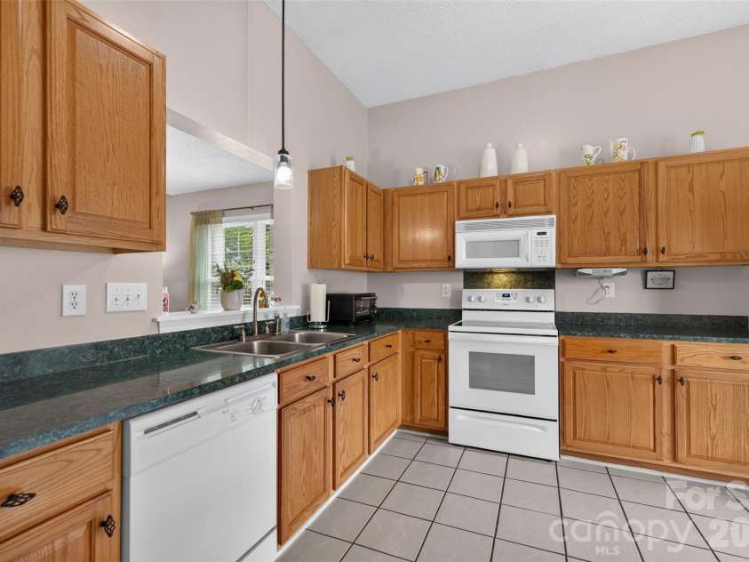 806 20th Avenue Place, Hickory, NC 28602.  MLS# CAR4406304, YatesRealty ID 38936. 