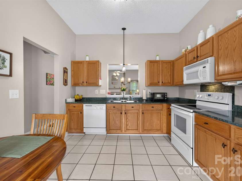 806 20th Avenue Place, Hickory, NC 28602.  MLS# CAR4406304, YatesRealty ID 38936. 