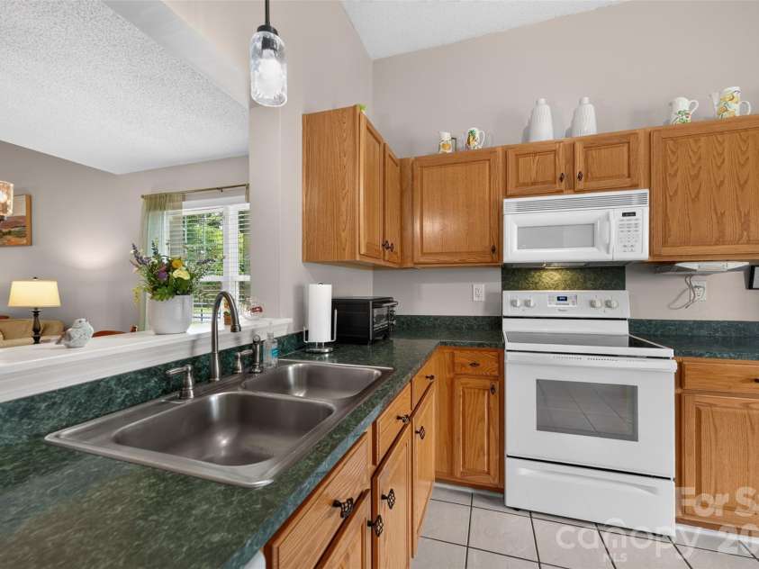 806 20th Avenue Place, Hickory, NC 28602.  MLS# CAR4406304, YatesRealty ID 38936. 