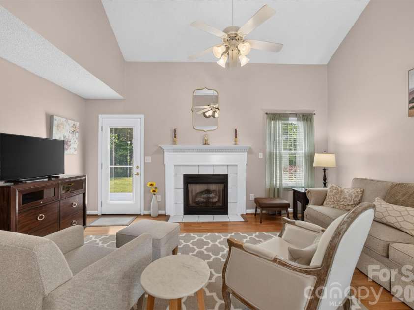 806 20th Avenue Place, Hickory, NC 28602.  MLS# CAR4406304, YatesRealty ID 38936. 