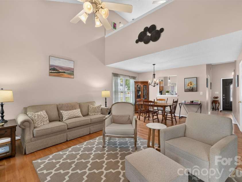 806 20th Avenue Place, Hickory, NC 28602.  MLS# CAR4406304, YatesRealty ID 38936. 