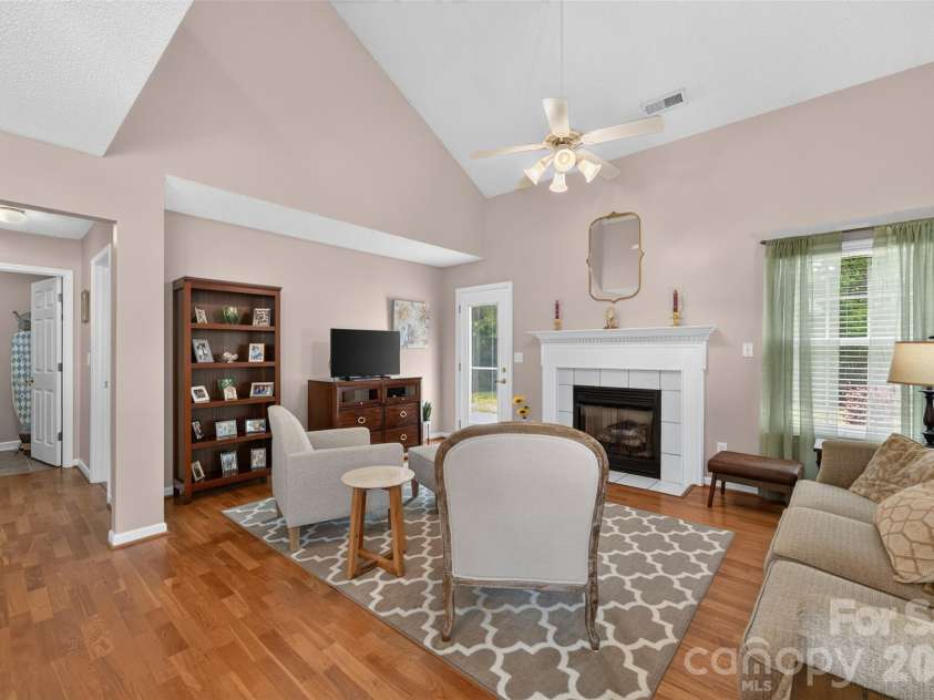 806 20th Avenue Place, Hickory, NC 28602.  MLS# CAR4406304, YatesRealty ID 38936. 