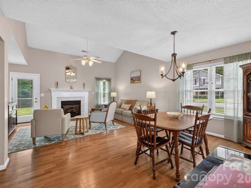 806 20th Avenue Place, Hickory, NC 28602.  MLS# CAR4406304, YatesRealty ID 38936. 