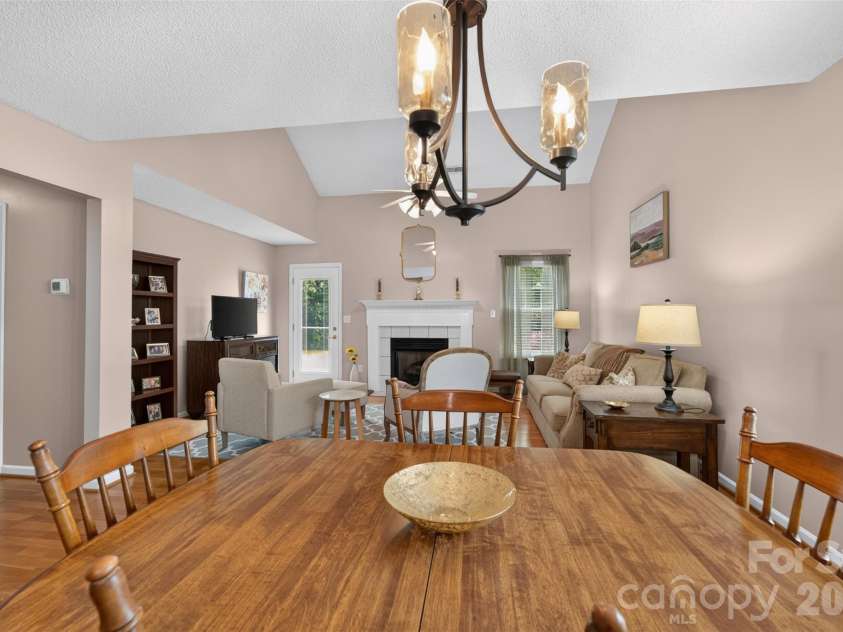 806 20th Avenue Place, Hickory, NC 28602.  MLS# CAR4406304, YatesRealty ID 38936. 