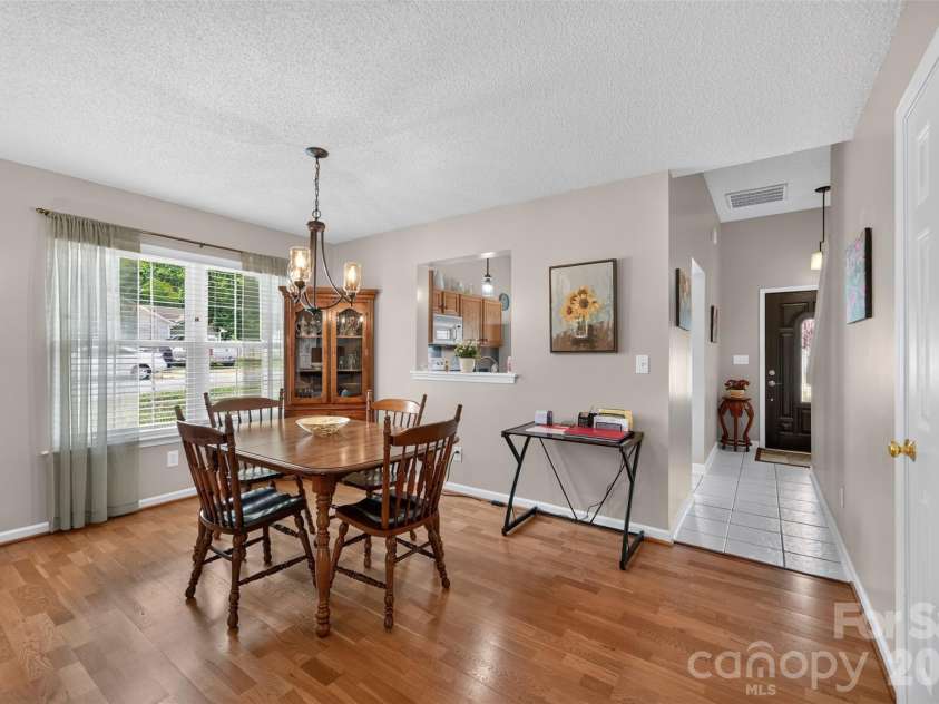 806 20th Avenue Place, Hickory, NC 28602.  MLS# CAR4406304, YatesRealty ID 38936. 