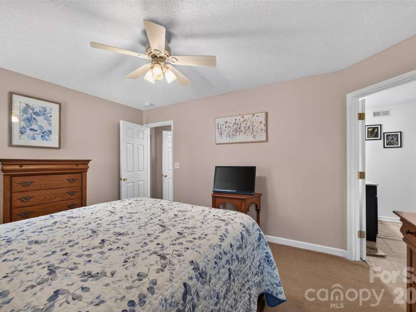 806 20th Avenue Place, Hickory, NC 28602.  MLS# CAR4406304, YatesRealty ID 38936. 