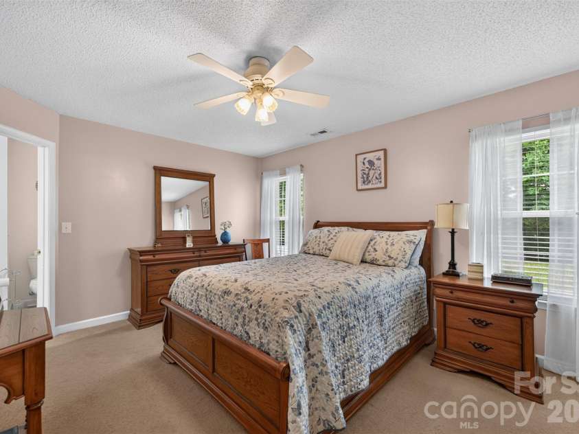 806 20th Avenue Place, Hickory, NC 28602.  MLS# CAR4406304, YatesRealty ID 38936. 