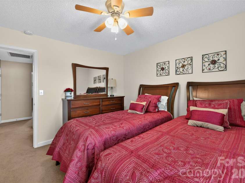 806 20th Avenue Place, Hickory, NC 28602.  MLS# CAR4406304, YatesRealty ID 38936. 