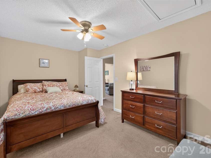 806 20th Avenue Place, Hickory, NC 28602.  MLS# CAR4406304, YatesRealty ID 38936. 