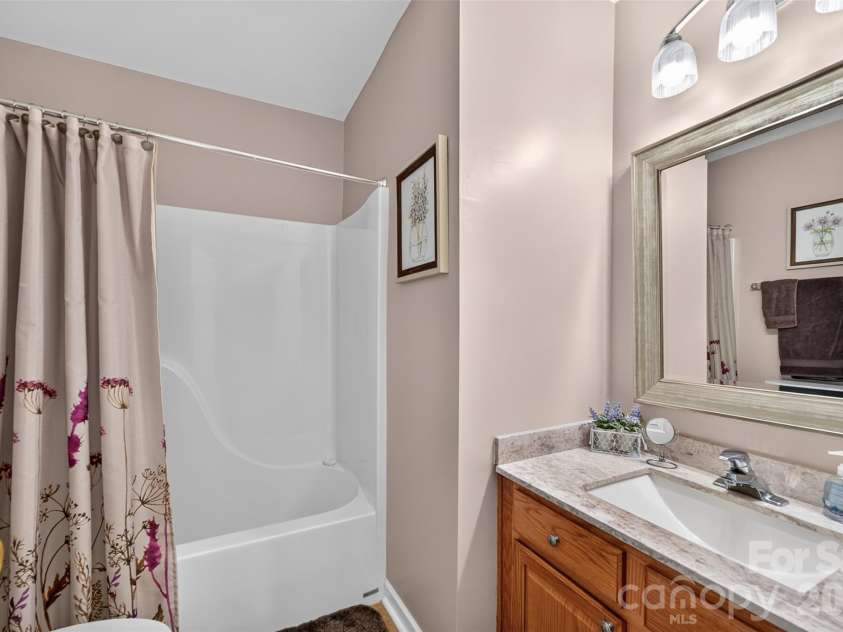 806 20th Avenue Place, Hickory, NC 28602.  MLS# CAR4406304, YatesRealty ID 38936. 