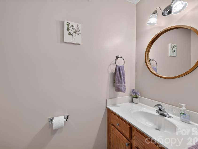 806 20th Avenue Place, Hickory, NC 28602.  MLS# CAR4406304, YatesRealty ID 38936. 