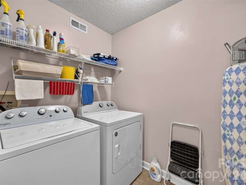 806 20th Avenue Place, Hickory, NC 28602.  MLS# CAR4406304, YatesRealty ID 38936. 