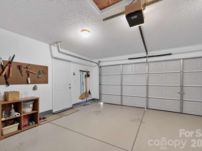 806 20th Avenue Place, Hickory, NC 28602.  MLS# CAR4406304, YatesRealty ID 38936. 