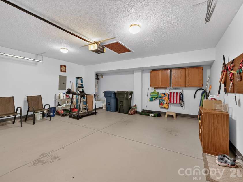 806 20th Avenue Place, Hickory, NC 28602.  MLS# CAR4406304, YatesRealty ID 38936. 
