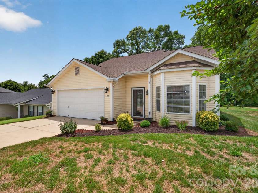 806 20th Avenue Place, Hickory, NC 28602.  MLS# CAR4406304, YatesRealty ID 38936. 