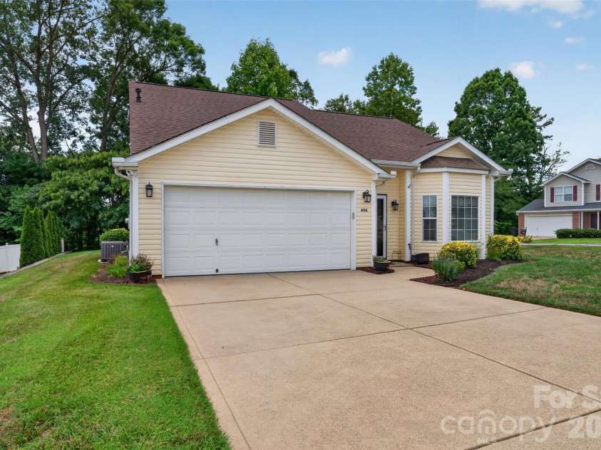 806 20th Avenue Place, Hickory, NC 28602.  MLS# CAR4406304, YatesRealty ID 38936. 