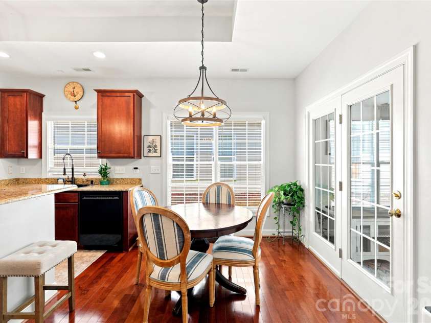 1248 Curry Way, Matthews, NC 28104.  MLS# CAR4406039, YatesRealty ID 38938. Dining area