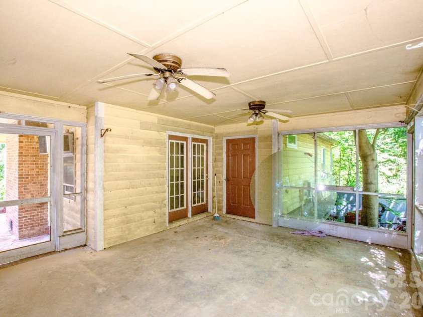 648 Tracy Lane, Gastonia, NC 28056.  MLS# CAR4400403, YatesRealty ID 38939. 