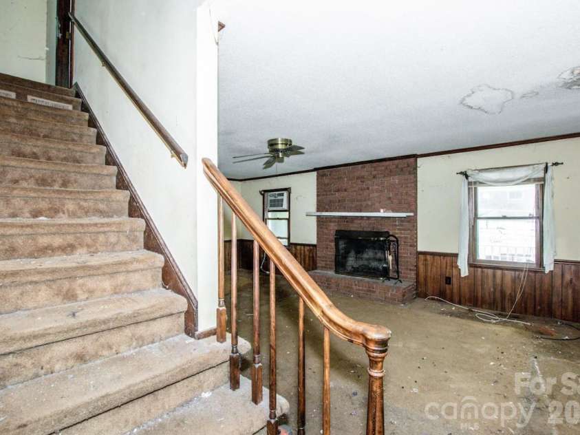 648 Tracy Lane, Gastonia, NC 28056.  MLS# CAR4400403, YatesRealty ID 38939. 