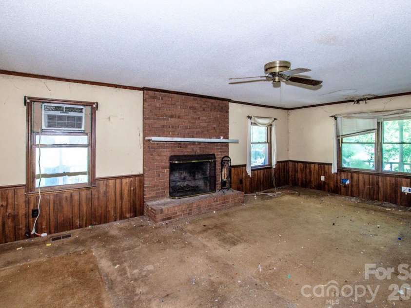 648 Tracy Lane, Gastonia, NC 28056.  MLS# CAR4400403, YatesRealty ID 38939. 