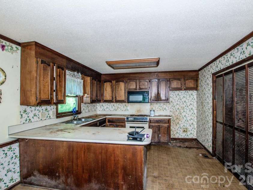 648 Tracy Lane, Gastonia, NC 28056.  MLS# CAR4400403, YatesRealty ID 38939. 