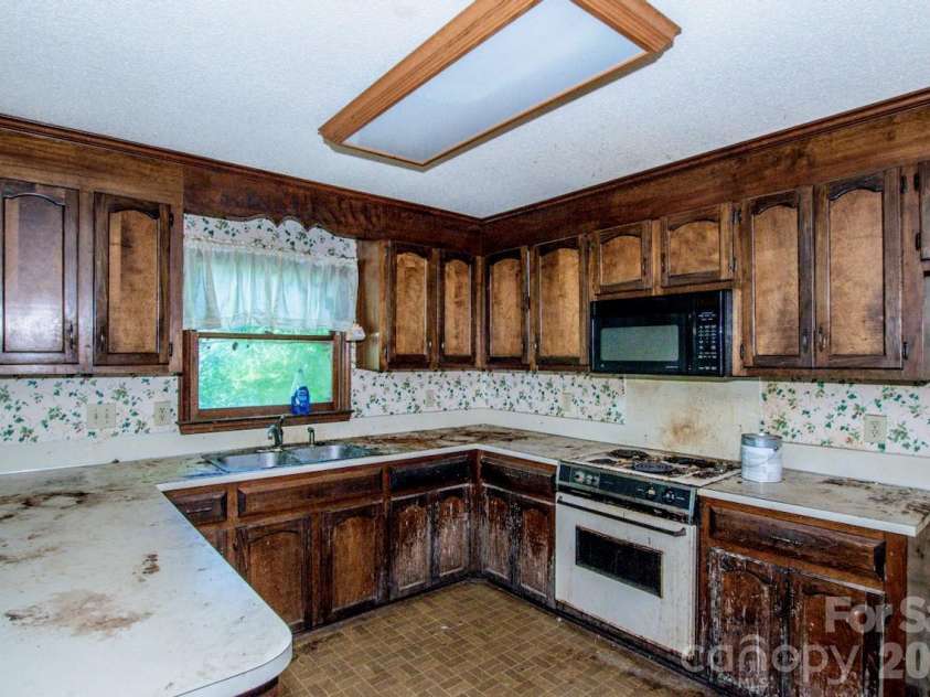 648 Tracy Lane, Gastonia, NC 28056.  MLS# CAR4400403, YatesRealty ID 38939. 