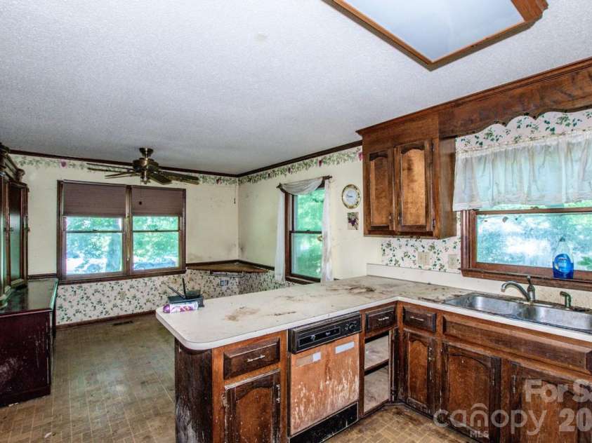 648 Tracy Lane, Gastonia, NC 28056.  MLS# CAR4400403, YatesRealty ID 38939. 
