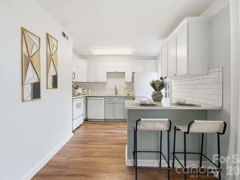 102 Colville Road, Charlotte, NC 28207.  MLS# CAR4343535, YatesRealty ID 3894. 