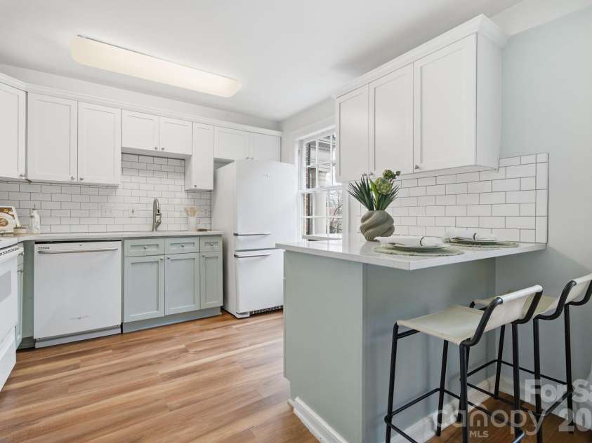 102 Colville Road, Charlotte, NC 28207.  MLS# CAR4343535, YatesRealty ID 3894. 