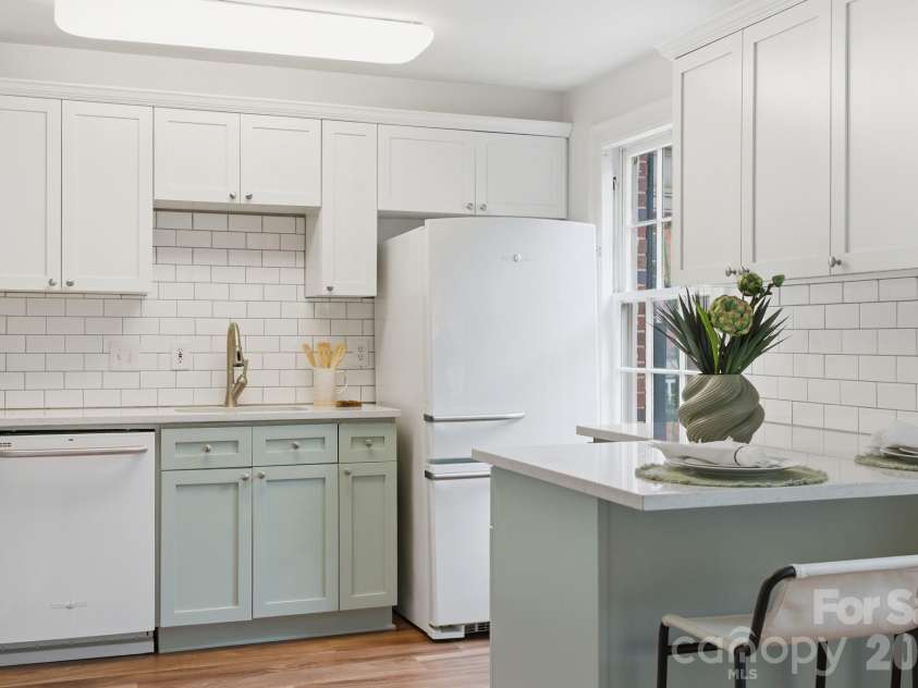 102 Colville Road, Charlotte, NC 28207.  MLS# CAR4343535, YatesRealty ID 3894. 