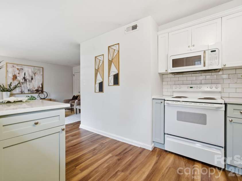 102 Colville Road, Charlotte, NC 28207.  MLS# CAR4343535, YatesRealty ID 3894. 