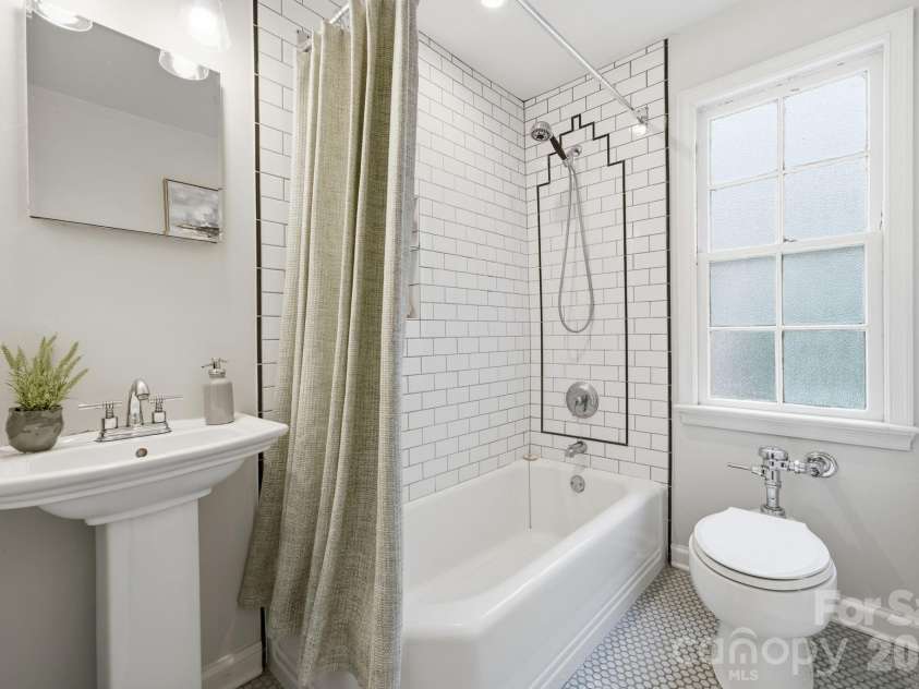 102 Colville Road, Charlotte, NC 28207.  MLS# CAR4343535, YatesRealty ID 3894. 