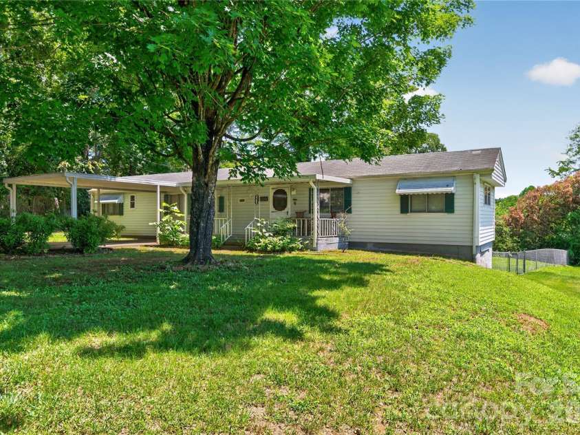 2753 Fairwood Drive, Hudson, NC 28638.  MLS# CAR4406379, YatesRealty ID 38940. 