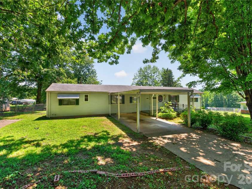 2753 Fairwood Drive, Hudson, NC 28638.  MLS# CAR4406379, YatesRealty ID 38940. 