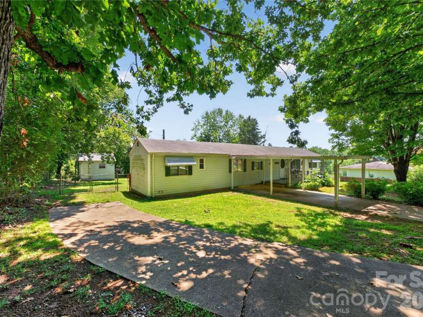 2753 Fairwood Drive, Hudson, NC 28638.  MLS# CAR4406379, YatesRealty ID 38940. 