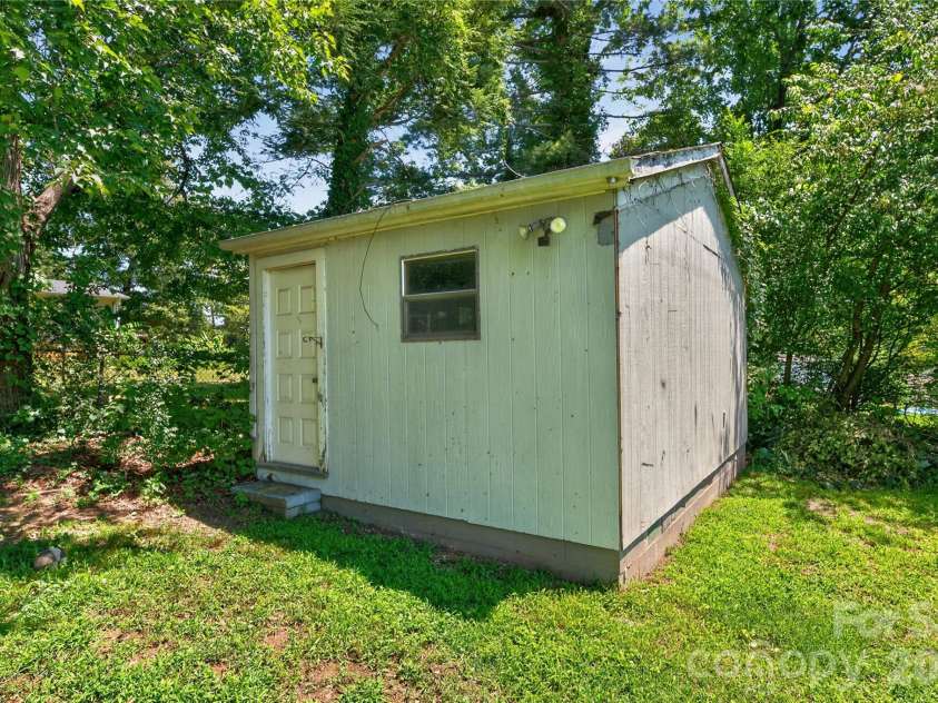2753 Fairwood Drive, Hudson, NC 28638.  MLS# CAR4406379, YatesRealty ID 38940. 