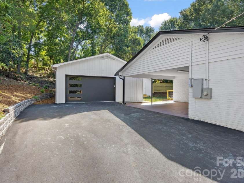 8033 Ritter Drive, Charlotte, NC 28270.  MLS# CAR4406196, YatesRealty ID 38942. 
