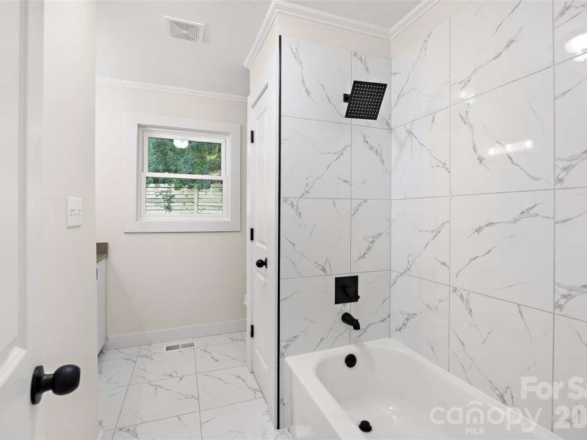 8033 Ritter Drive, Charlotte, NC 28270.  MLS# CAR4406196, YatesRealty ID 38942. Bathroom