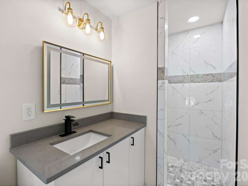 8033 Ritter Drive, Charlotte, NC 28270.  MLS# CAR4406196, YatesRealty ID 38942. Primary bath