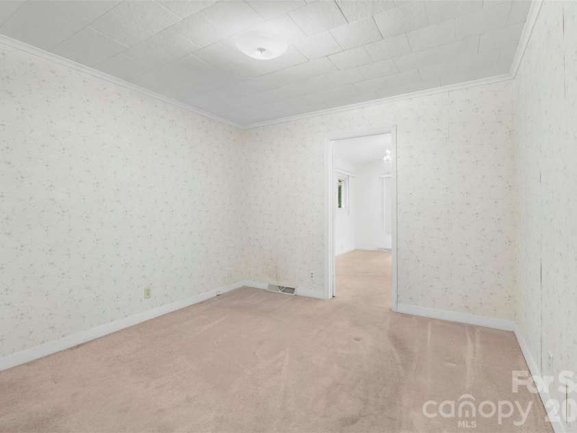 603 Duke Street, Thomasville, NC 27360.  MLS# CAR4405117, YatesRealty ID 38945. 