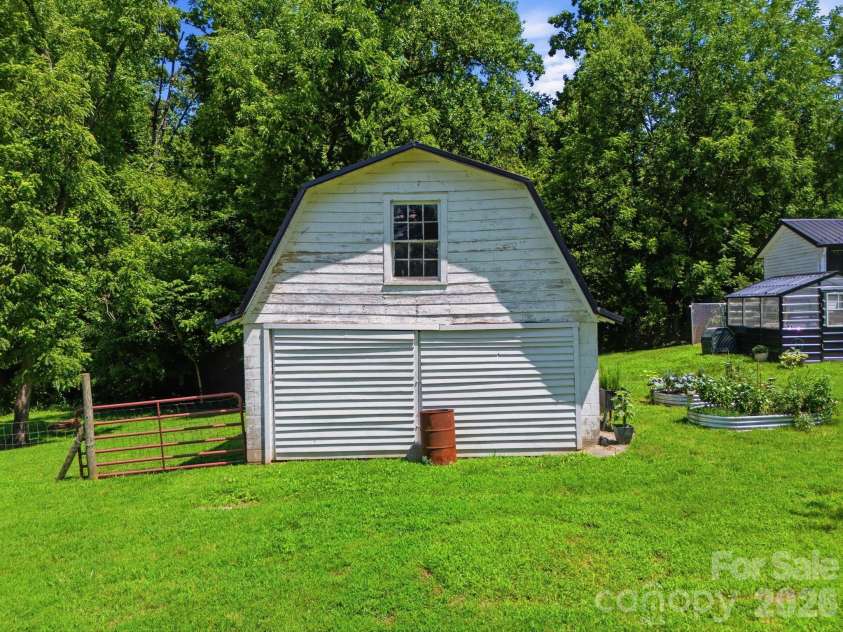 1953 NC Hwy 47 Highway, Lexington, NC 27292.  MLS# CAR4405296, YatesRealty ID 38947. Barn