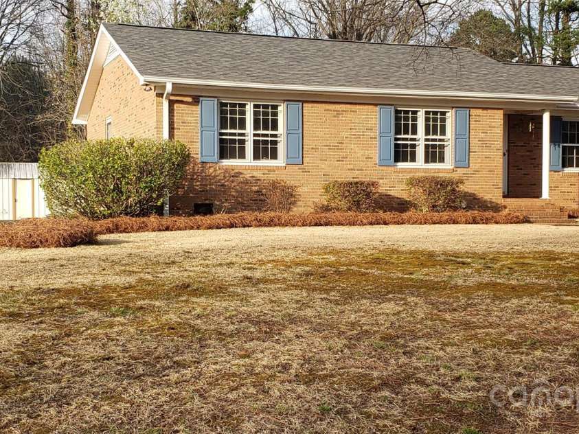 501 Catawba Circle, Matthews, NC 28104.  MLS# CAR4228112, YatesRealty ID 3895. 