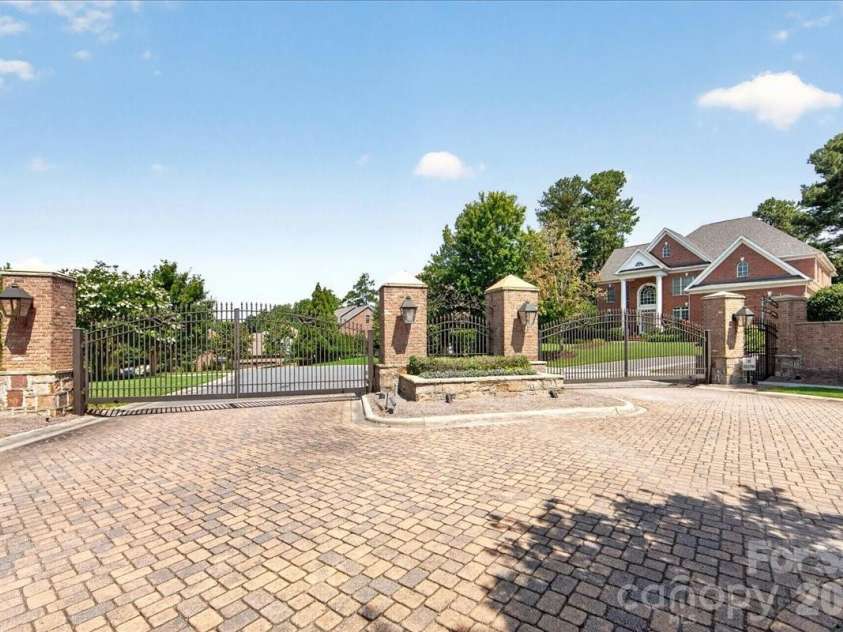 13116 May River Lane, Charlotte, NC 28278.  MLS# CAR4403294, YatesRealty ID 38951. Gated community