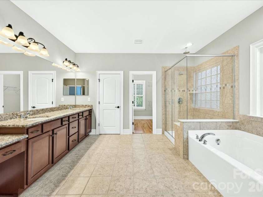 13116 May River Lane, Charlotte, NC 28278.  MLS# CAR4403294, YatesRealty ID 38951. Primary Bathroom