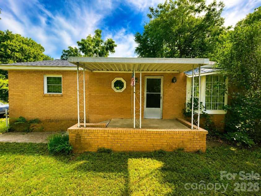 128 Hilltop Drive, Gastonia, NC 28054.  MLS# CAR4405810, YatesRealty ID 38958. 