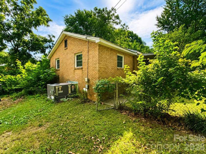 128 Hilltop Drive, Gastonia, NC 28054.  MLS# CAR4405810, YatesRealty ID 38958. 