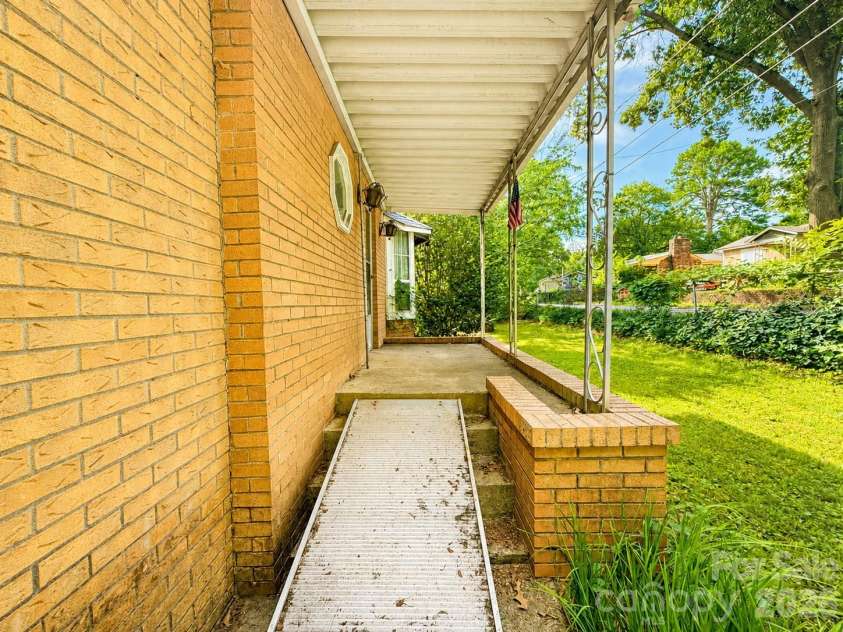 128 Hilltop Drive, Gastonia, NC 28054.  MLS# CAR4405810, YatesRealty ID 38958. 