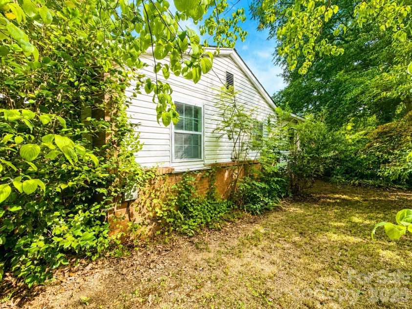 128 Hilltop Drive, Gastonia, NC 28054.  MLS# CAR4405810, YatesRealty ID 38958. 